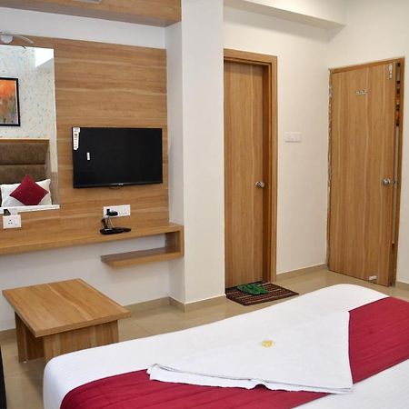 Hotel Newyork Inn Anand Bagian luar foto