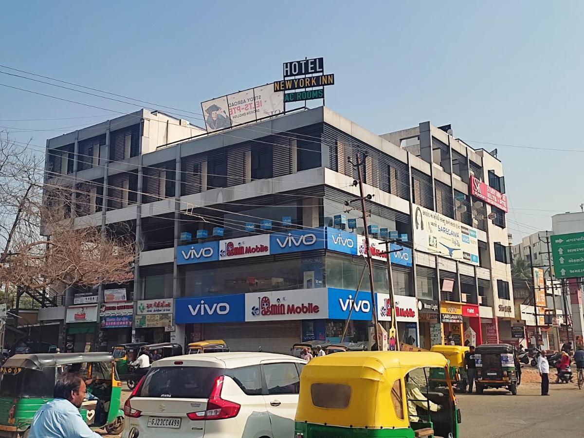 Hotel Newyork Inn Anand Bagian luar foto