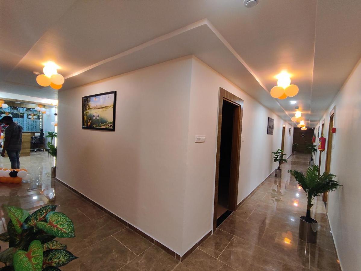 Hotel Newyork Inn Anand Bagian luar foto