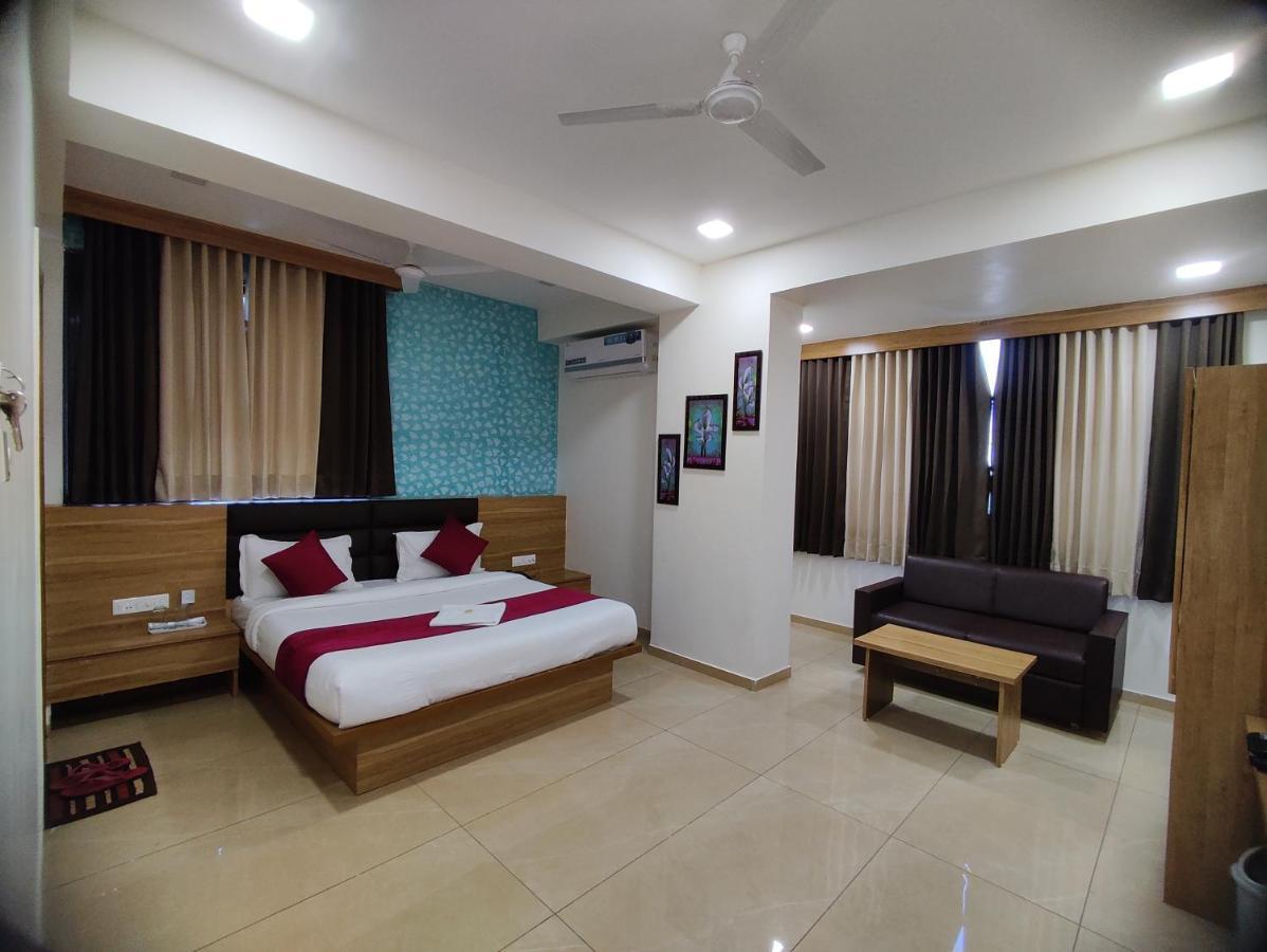 Hotel Newyork Inn Anand Bagian luar foto
