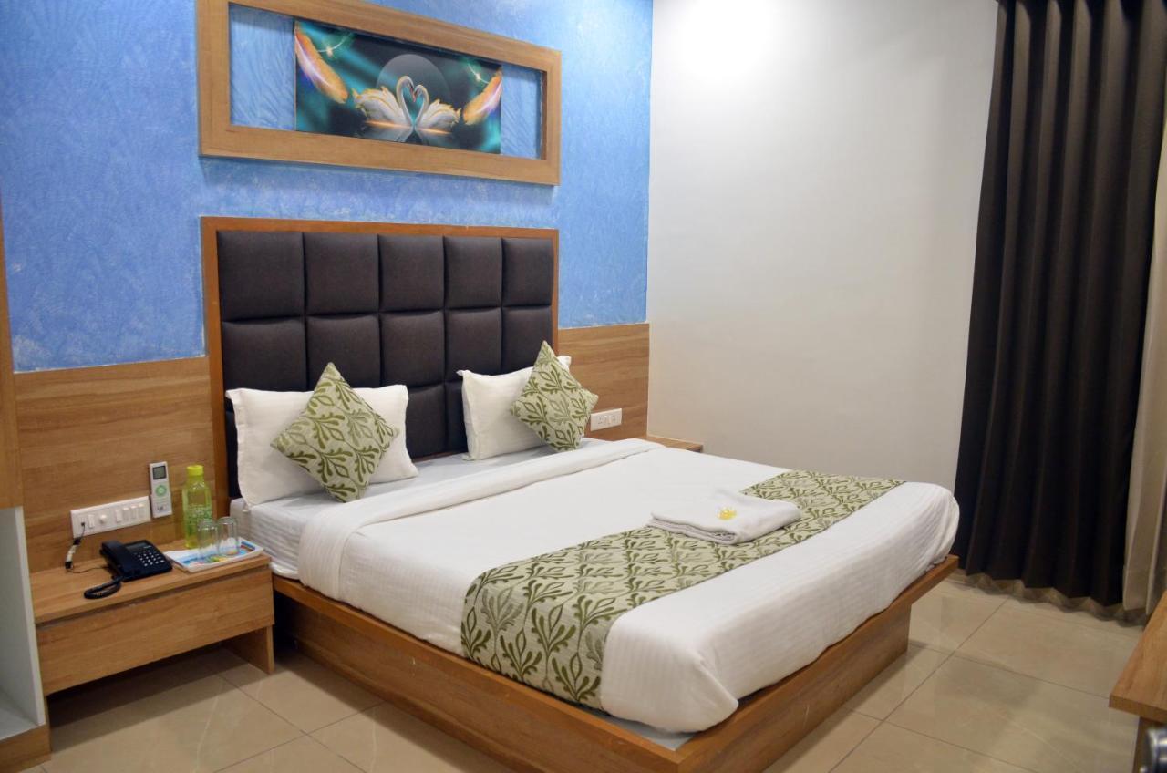 Hotel Newyork Inn Anand Bagian luar foto