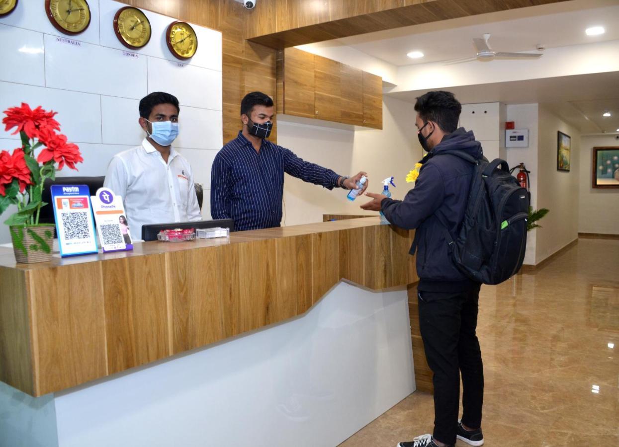 Hotel Newyork Inn Anand Bagian luar foto