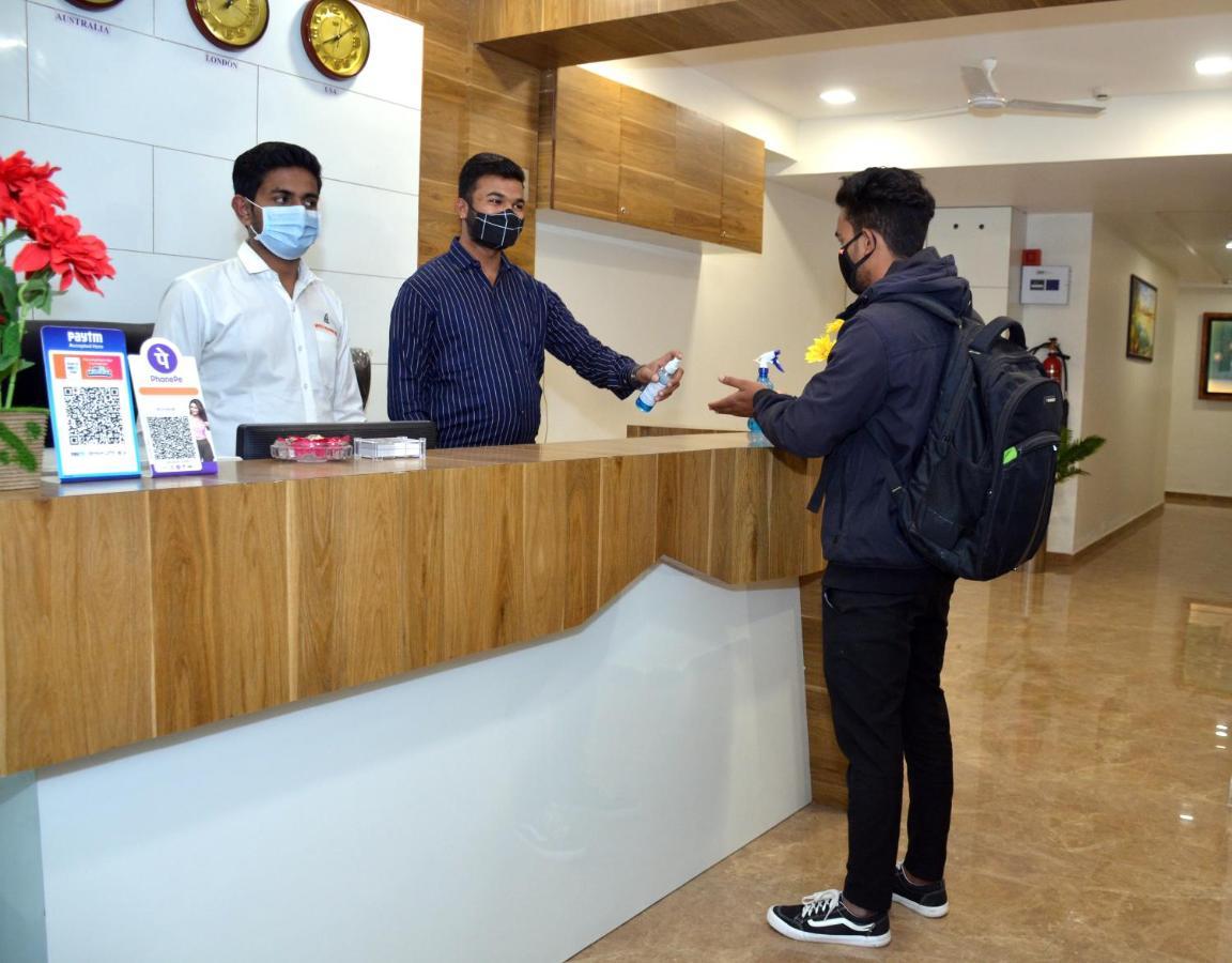 Hotel Newyork Inn Anand Bagian luar foto