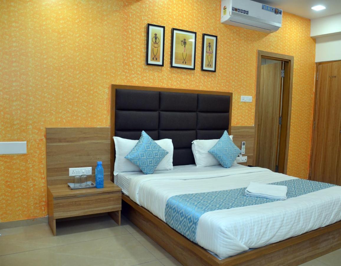 Hotel Newyork Inn Anand Bagian luar foto