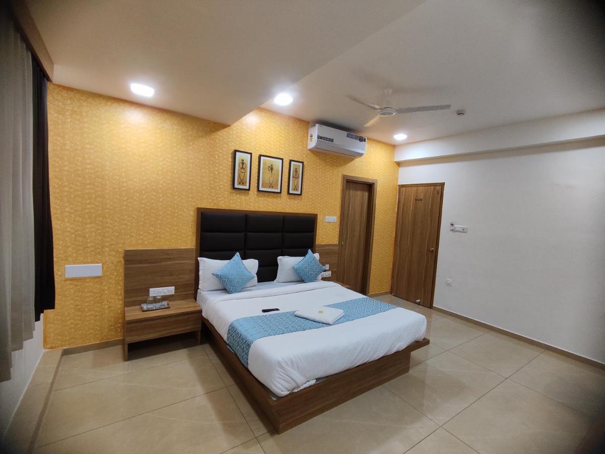 Hotel Newyork Inn Anand Bagian luar foto