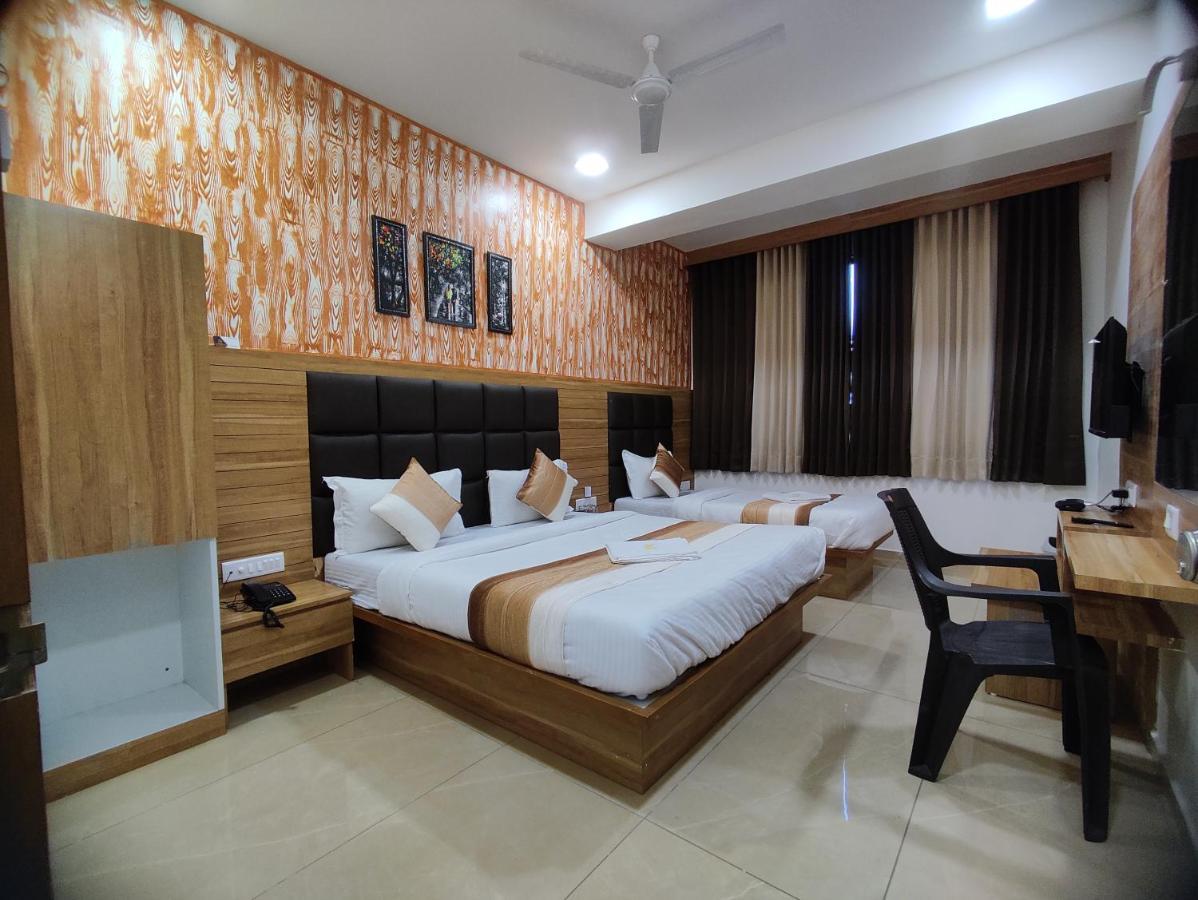 Hotel Newyork Inn Anand Bagian luar foto