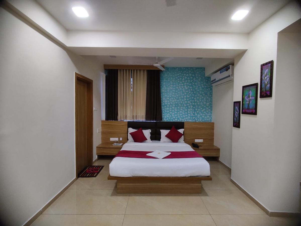 Hotel Newyork Inn Anand Bagian luar foto