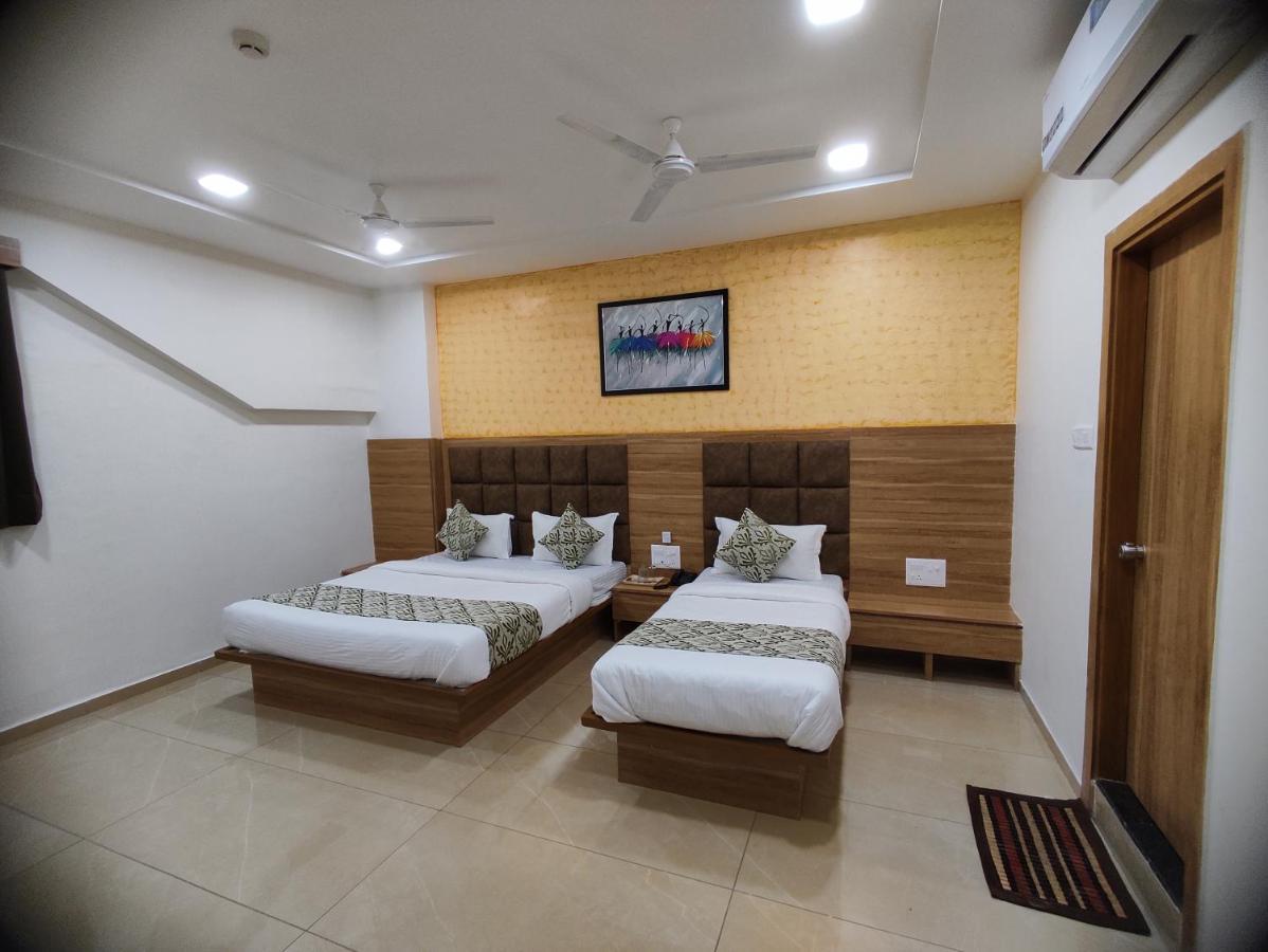 Hotel Newyork Inn Anand Bagian luar foto