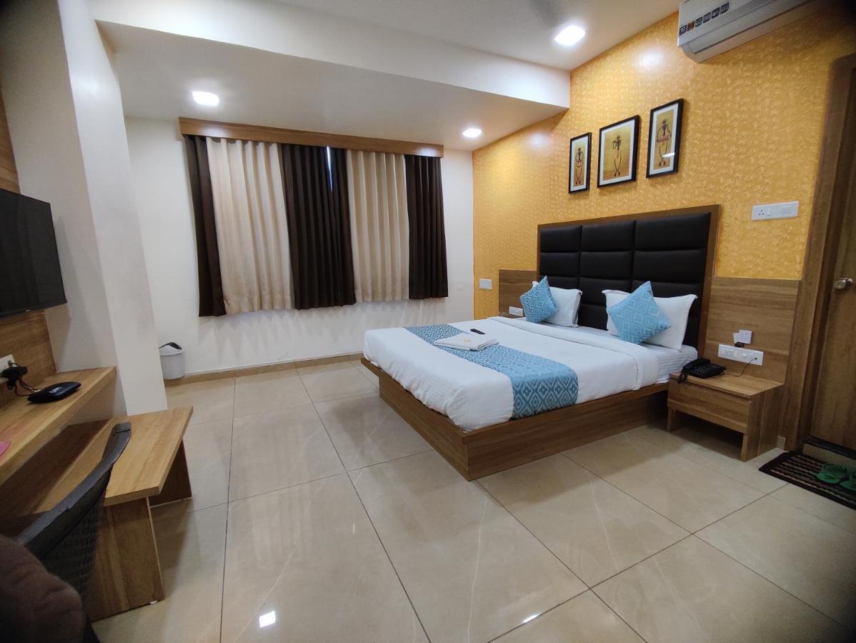 Hotel Newyork Inn Anand Bagian luar foto