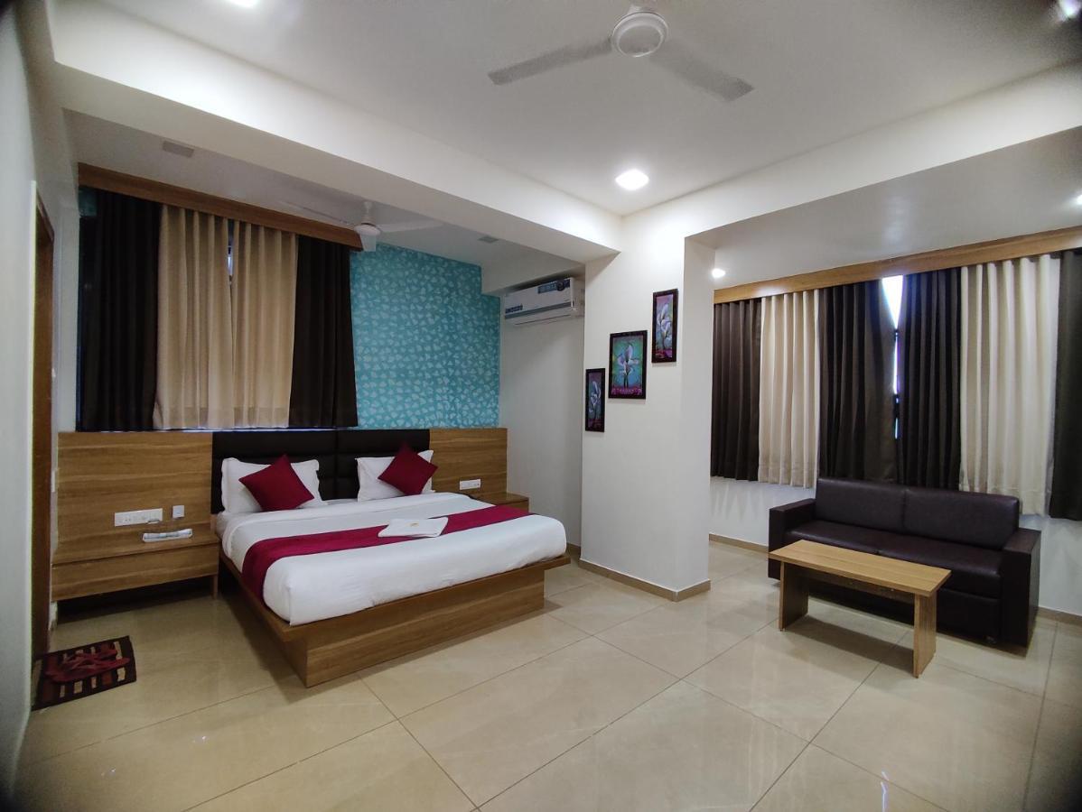 Hotel Newyork Inn Anand Bagian luar foto