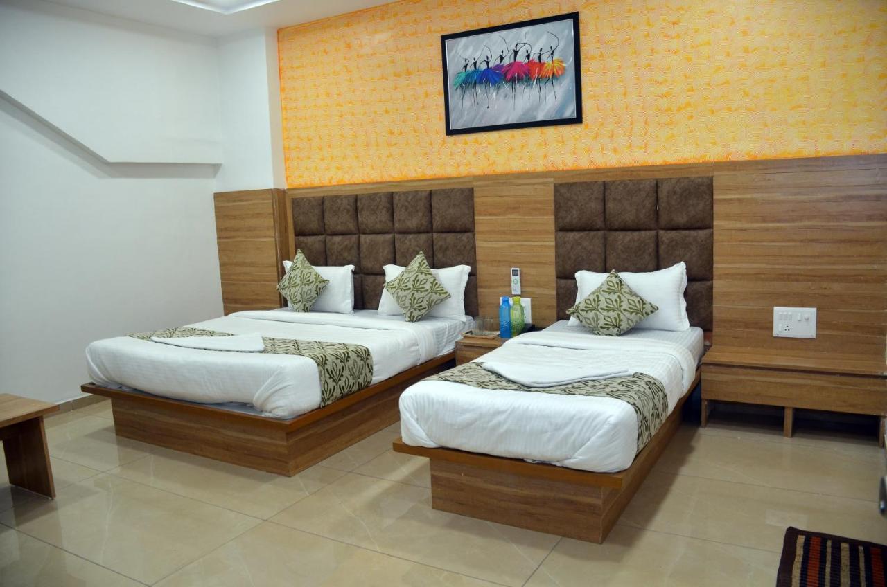 Hotel Newyork Inn Anand Bagian luar foto