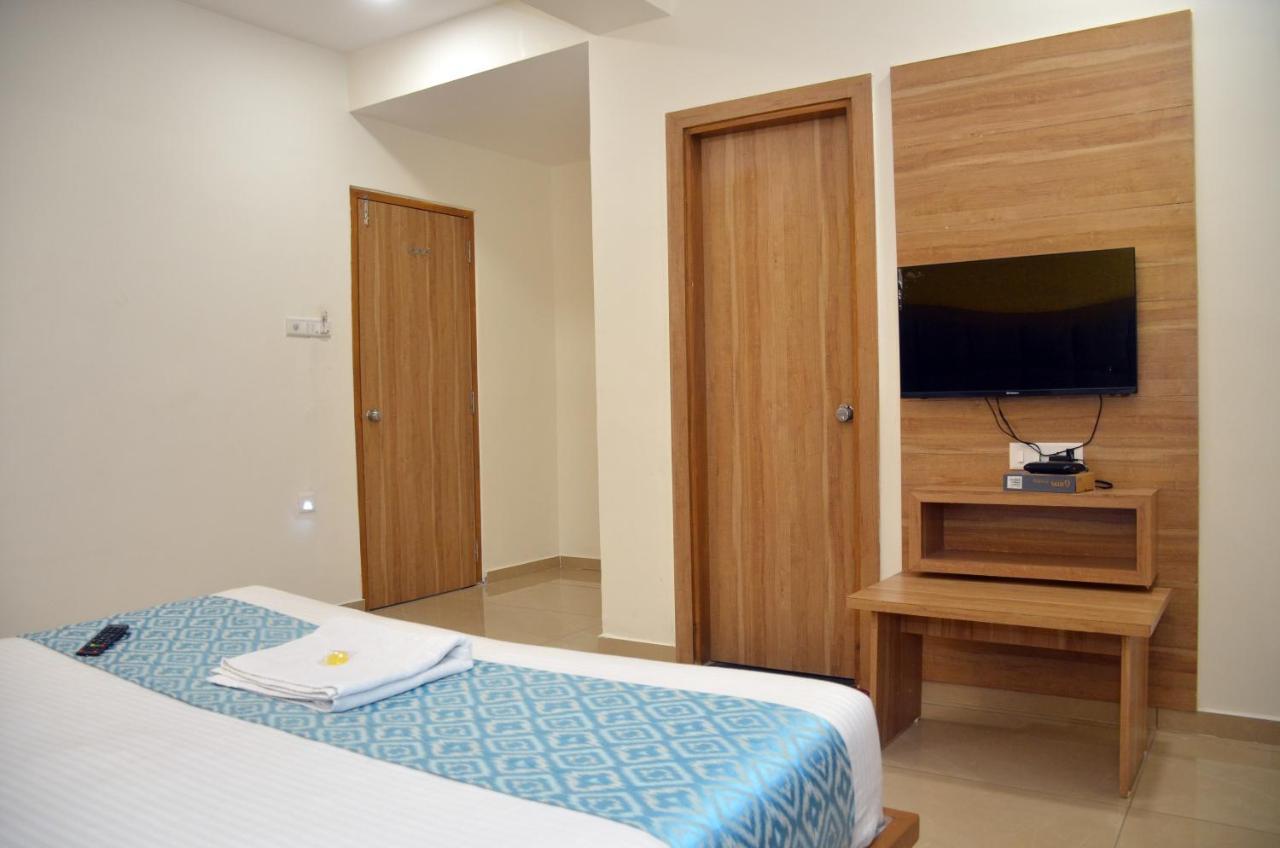 Hotel Newyork Inn Anand Bagian luar foto