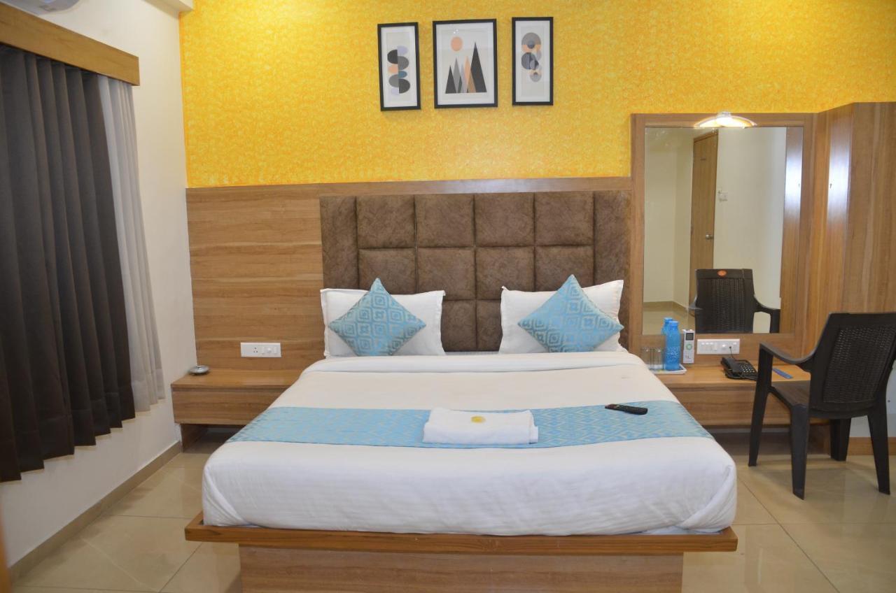 Hotel Newyork Inn Anand Bagian luar foto