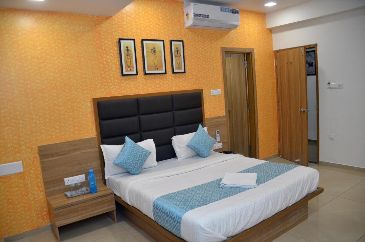 Hotel Newyork Inn Anand Bagian luar foto