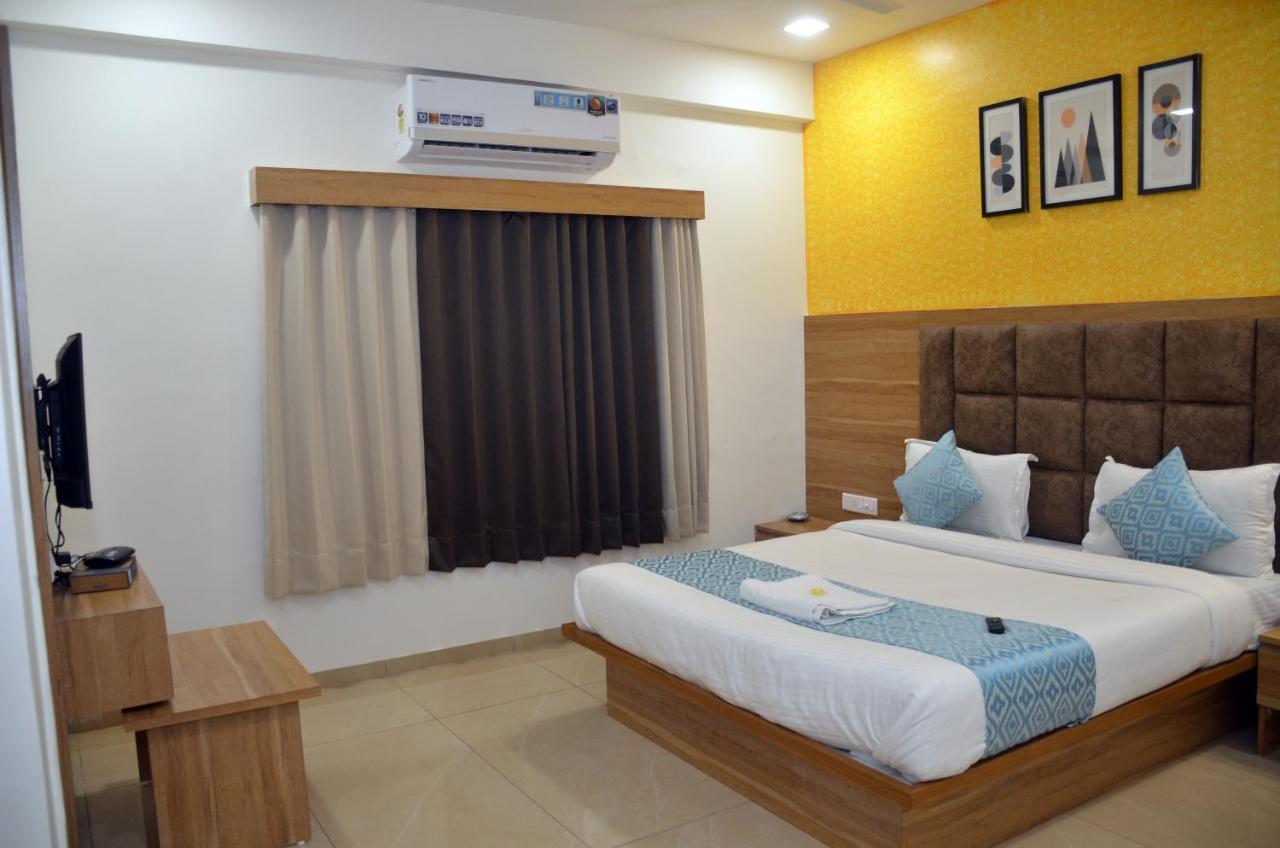 Hotel Newyork Inn Anand Bagian luar foto