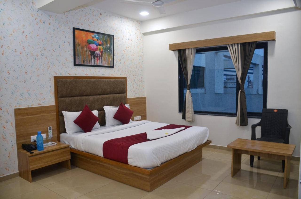 Hotel Newyork Inn Anand Bagian luar foto