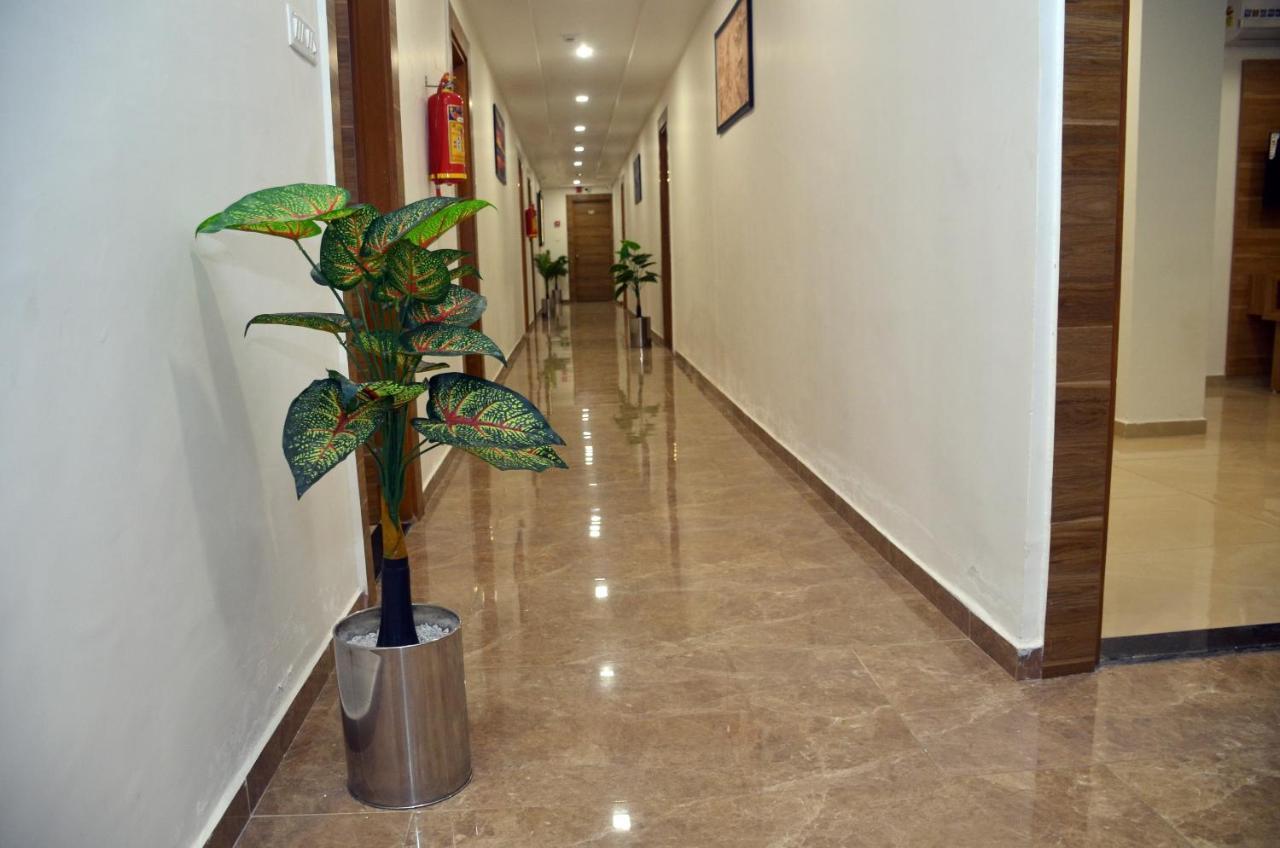 Hotel Newyork Inn Anand Bagian luar foto