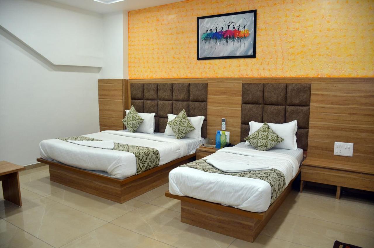 Hotel Newyork Inn Anand Bagian luar foto