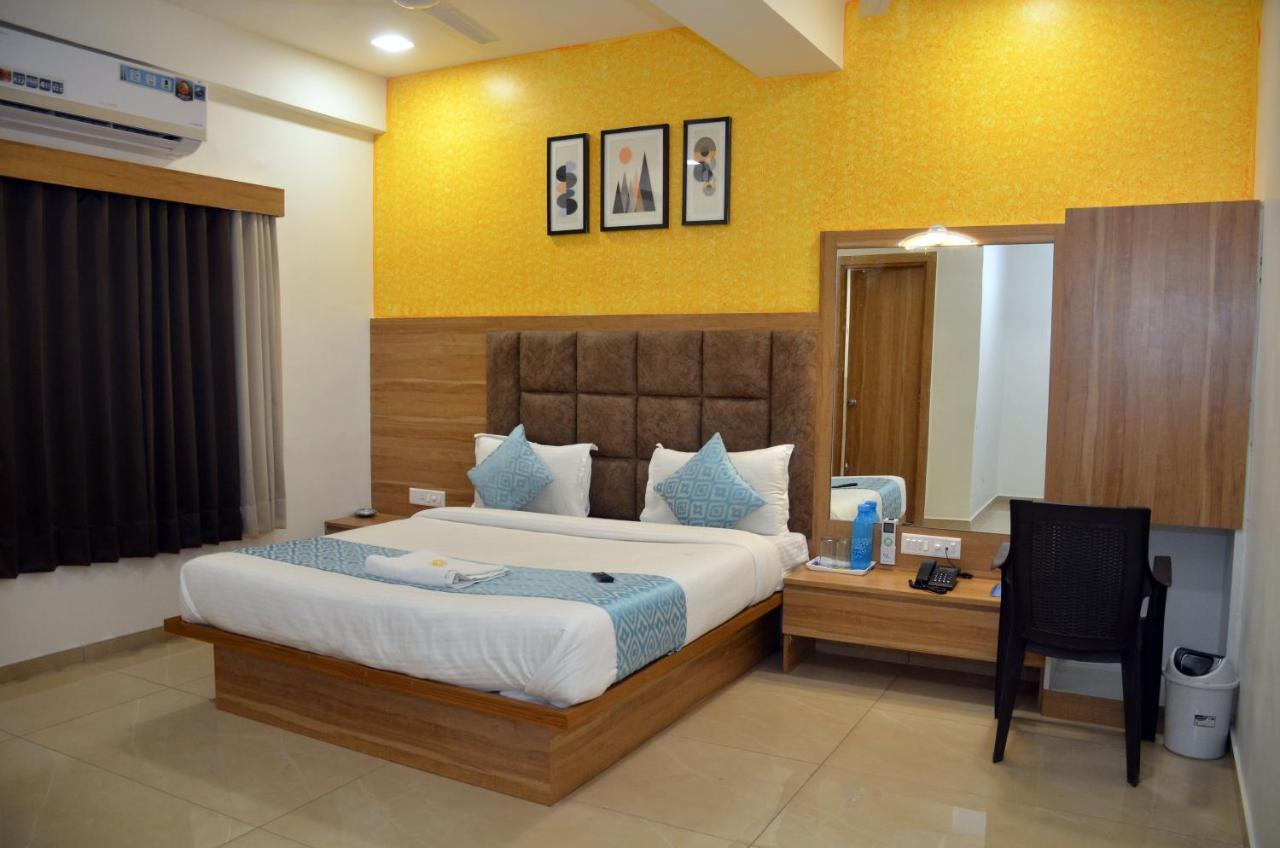 Hotel Newyork Inn Anand Bagian luar foto