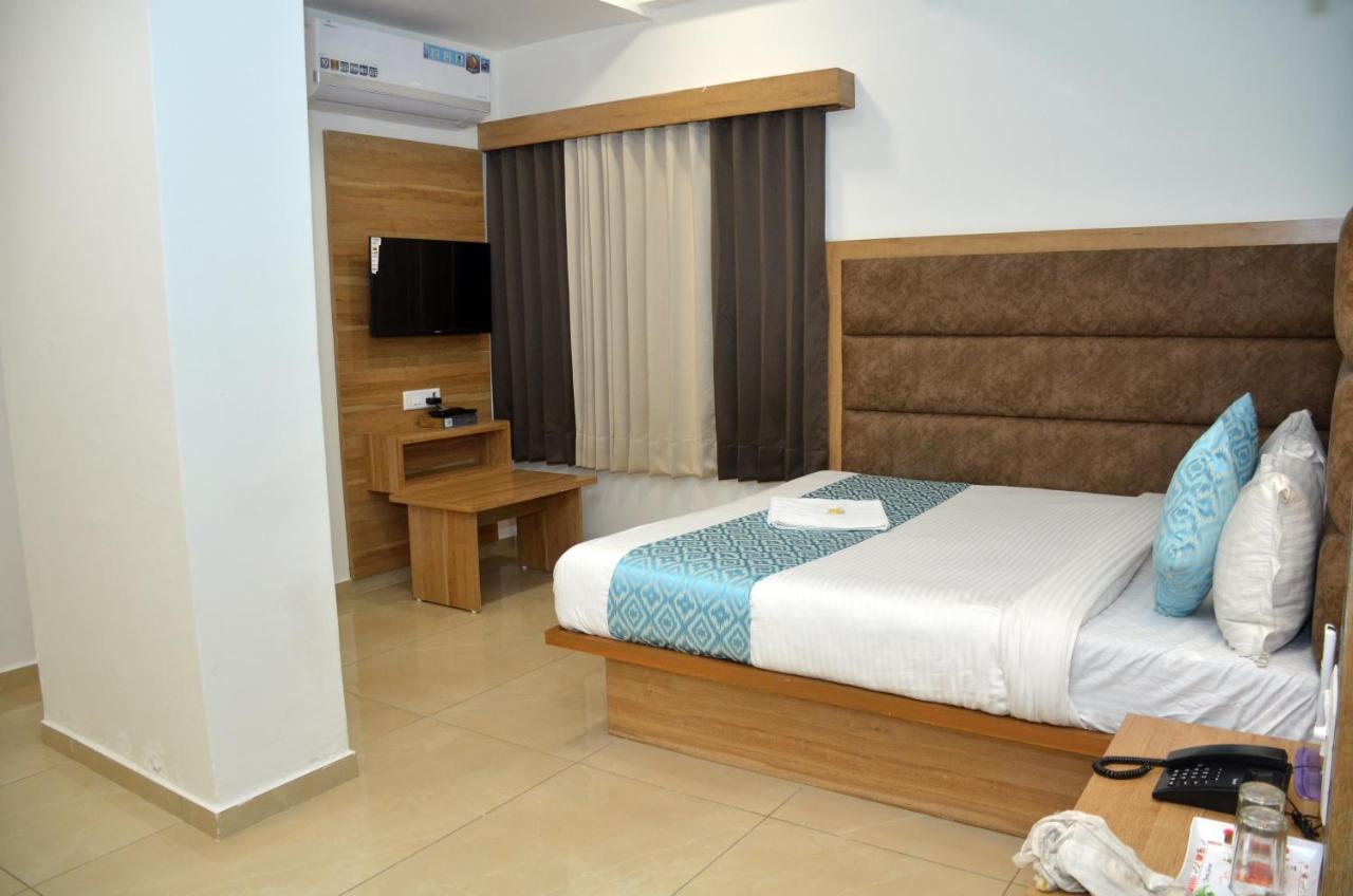 Hotel Newyork Inn Anand Bagian luar foto