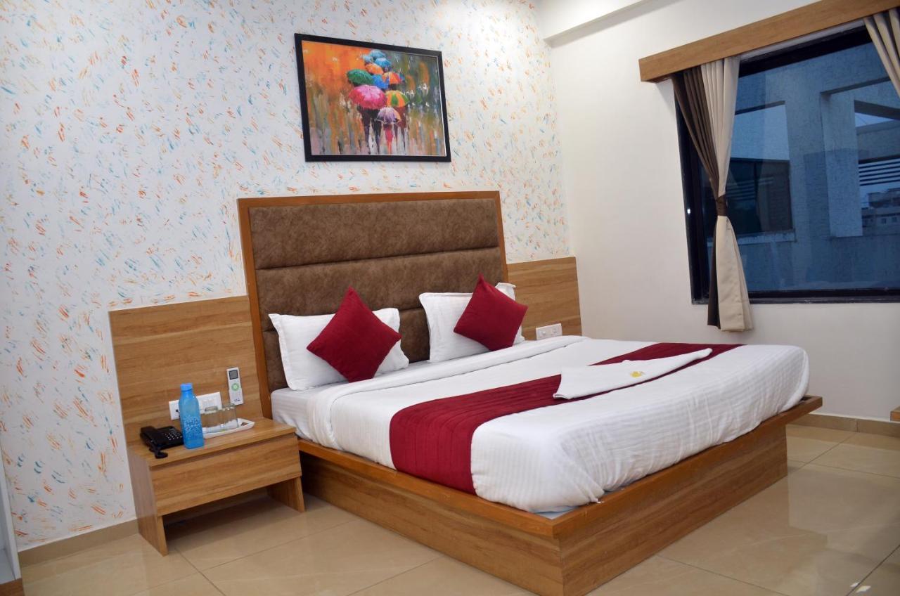 Hotel Newyork Inn Anand Bagian luar foto