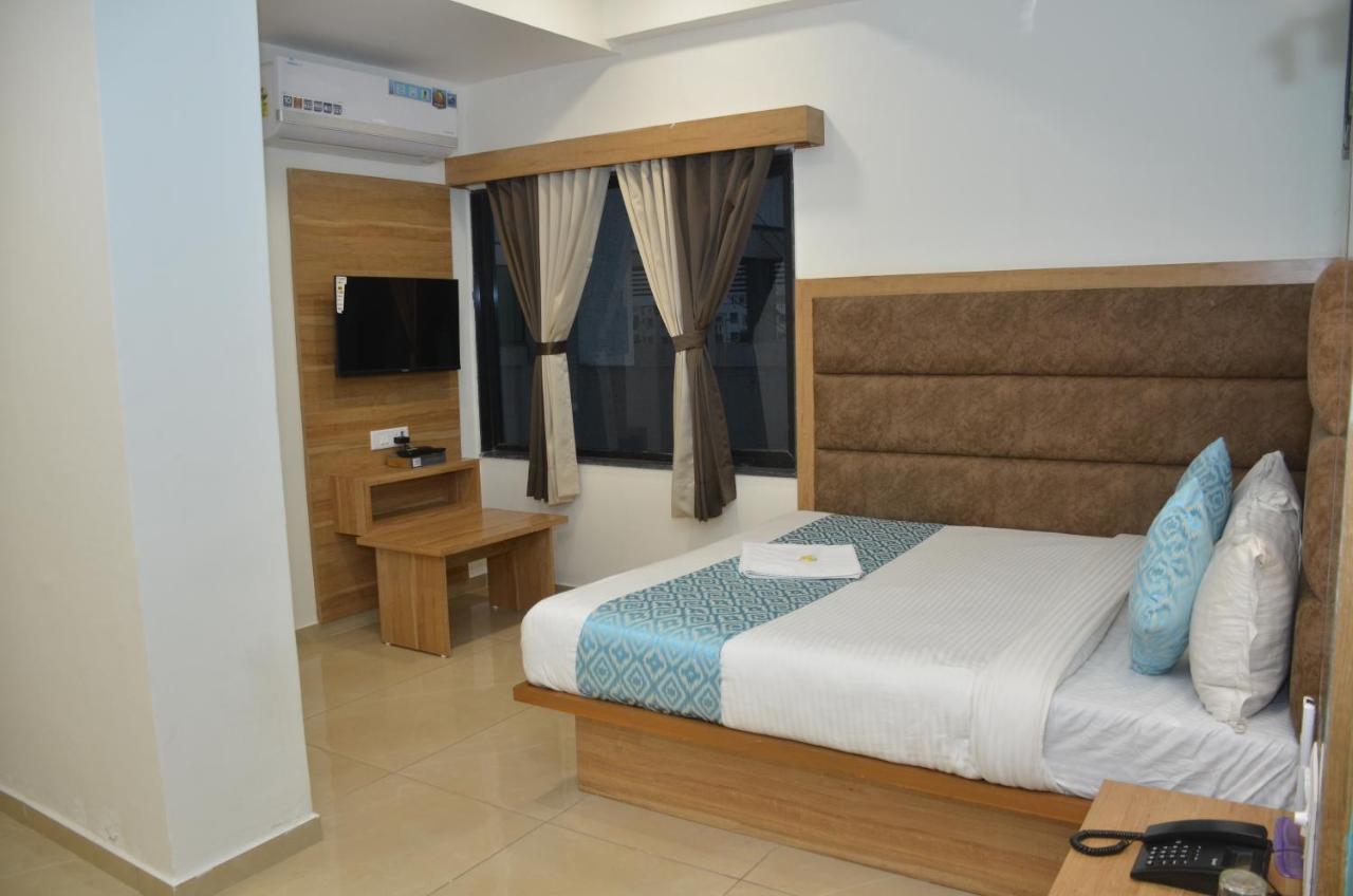 Hotel Newyork Inn Anand Bagian luar foto