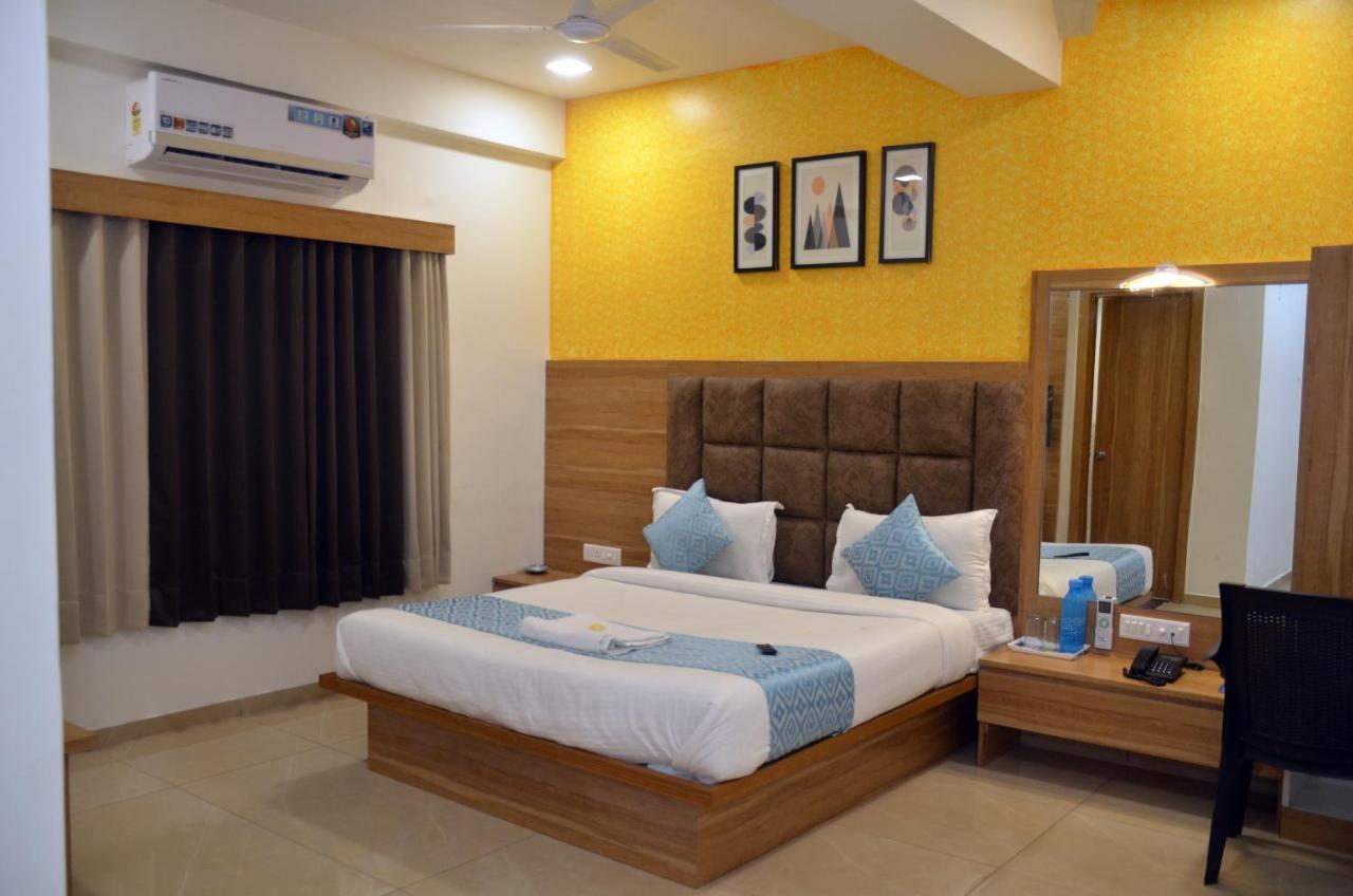 Hotel Newyork Inn Anand Bagian luar foto