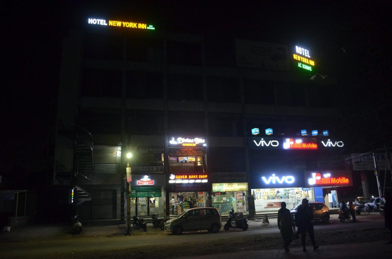 Hotel Newyork Inn Anand Bagian luar foto