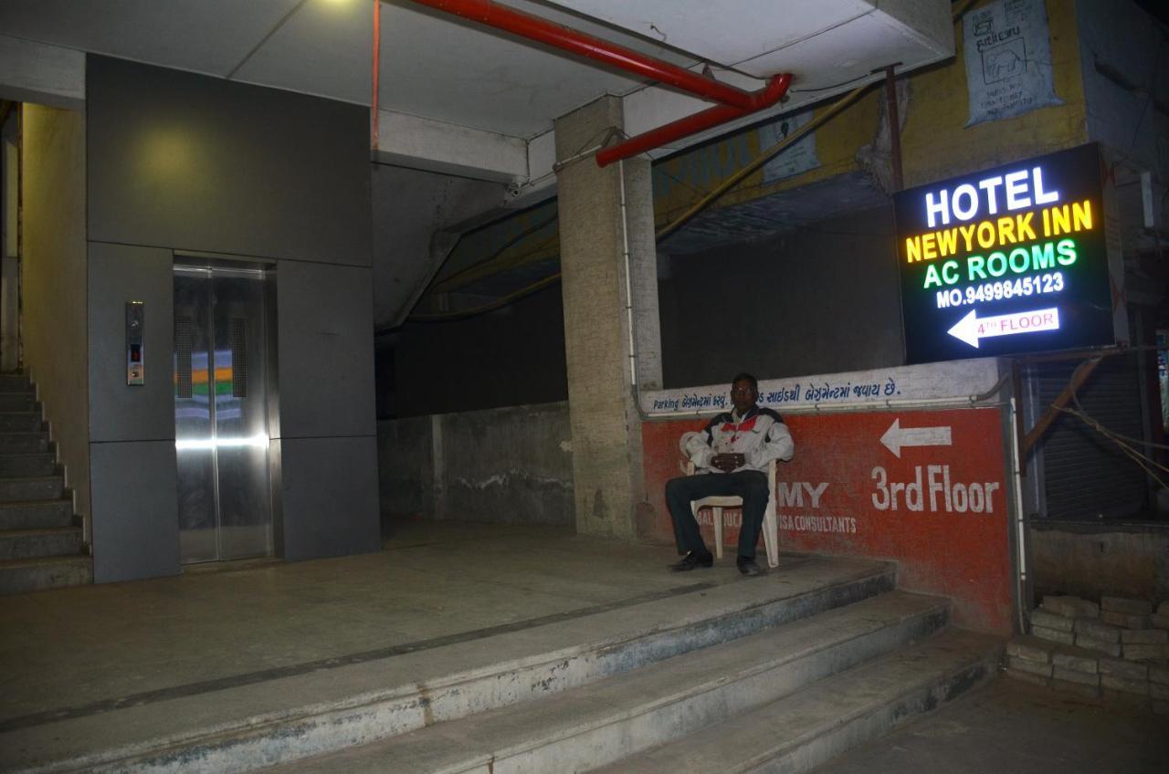 Hotel Newyork Inn Anand Bagian luar foto