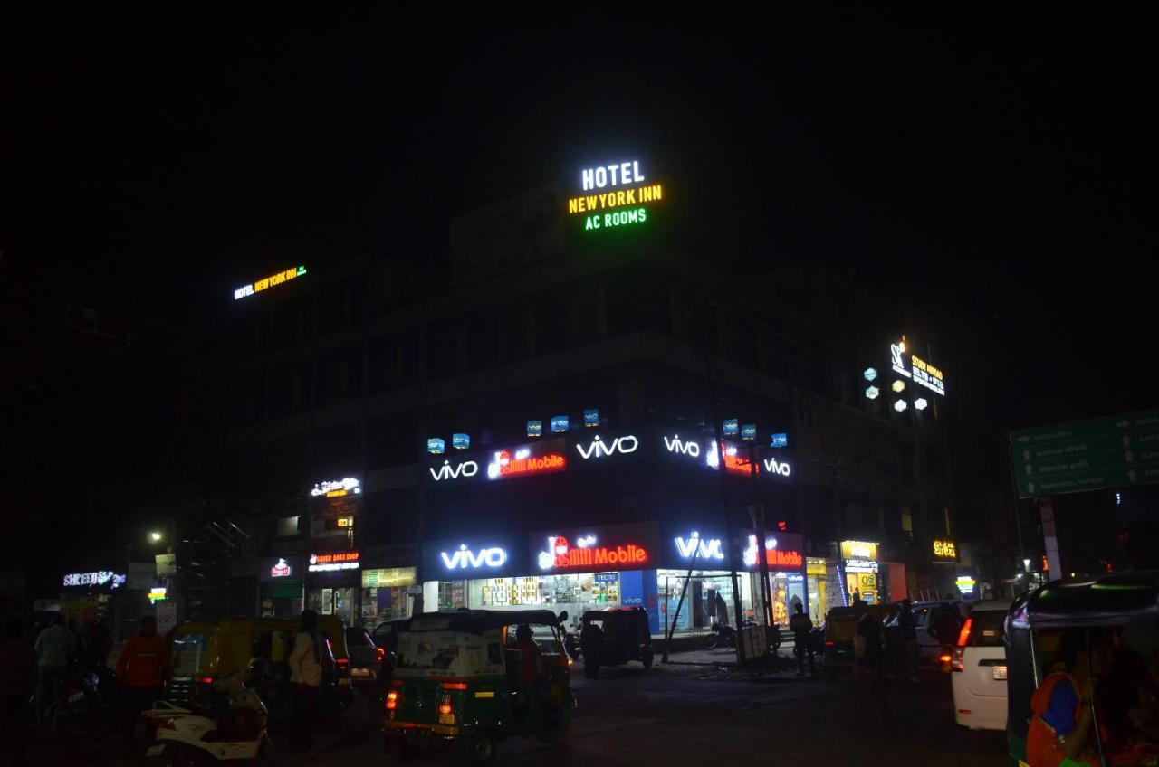 Hotel Newyork Inn Anand Bagian luar foto