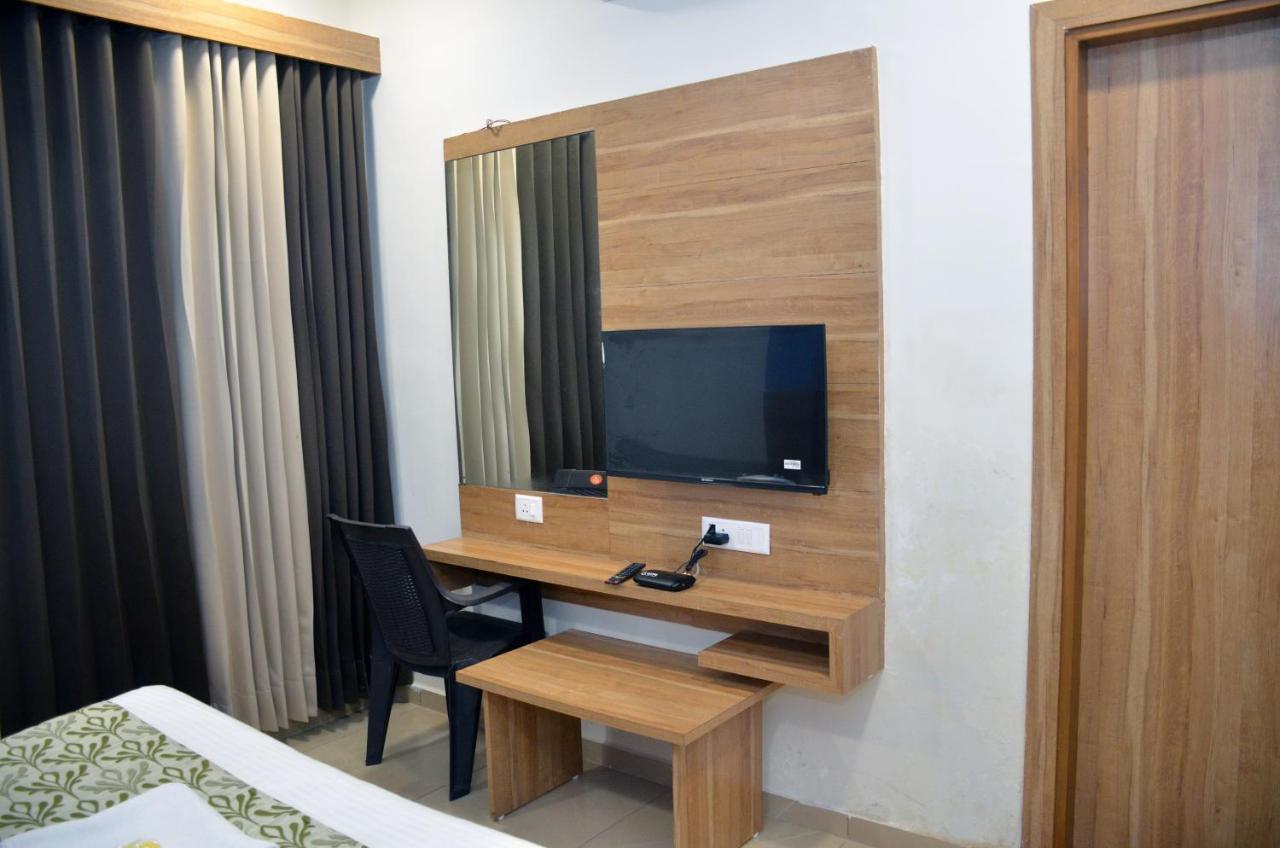 Hotel Newyork Inn Anand Bagian luar foto