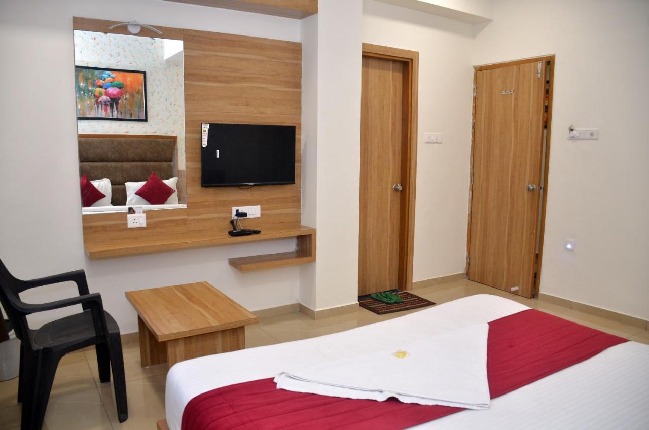 Hotel Newyork Inn Anand Bagian luar foto