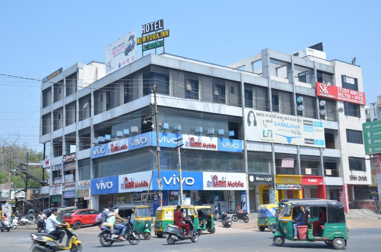 Hotel Newyork Inn Anand Bagian luar foto