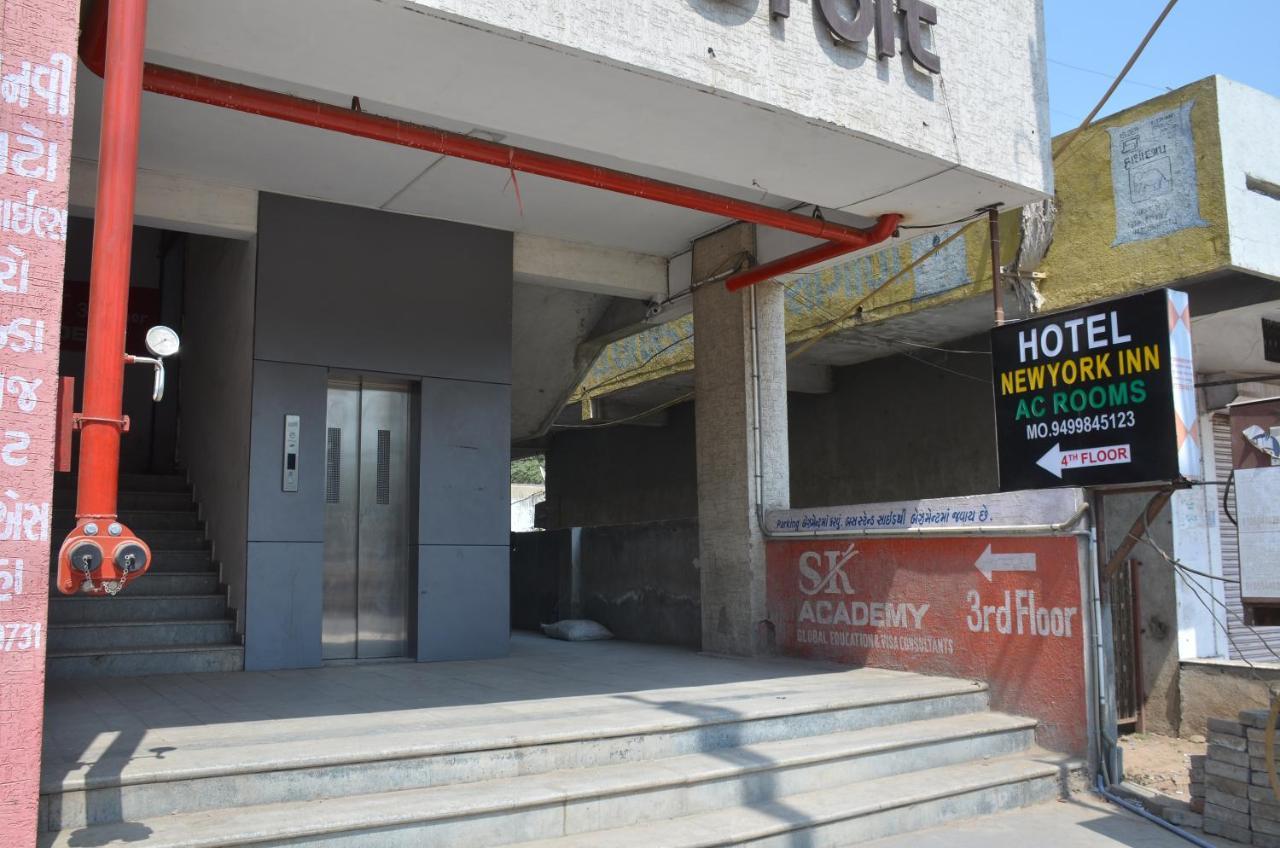 Hotel Newyork Inn Anand Bagian luar foto