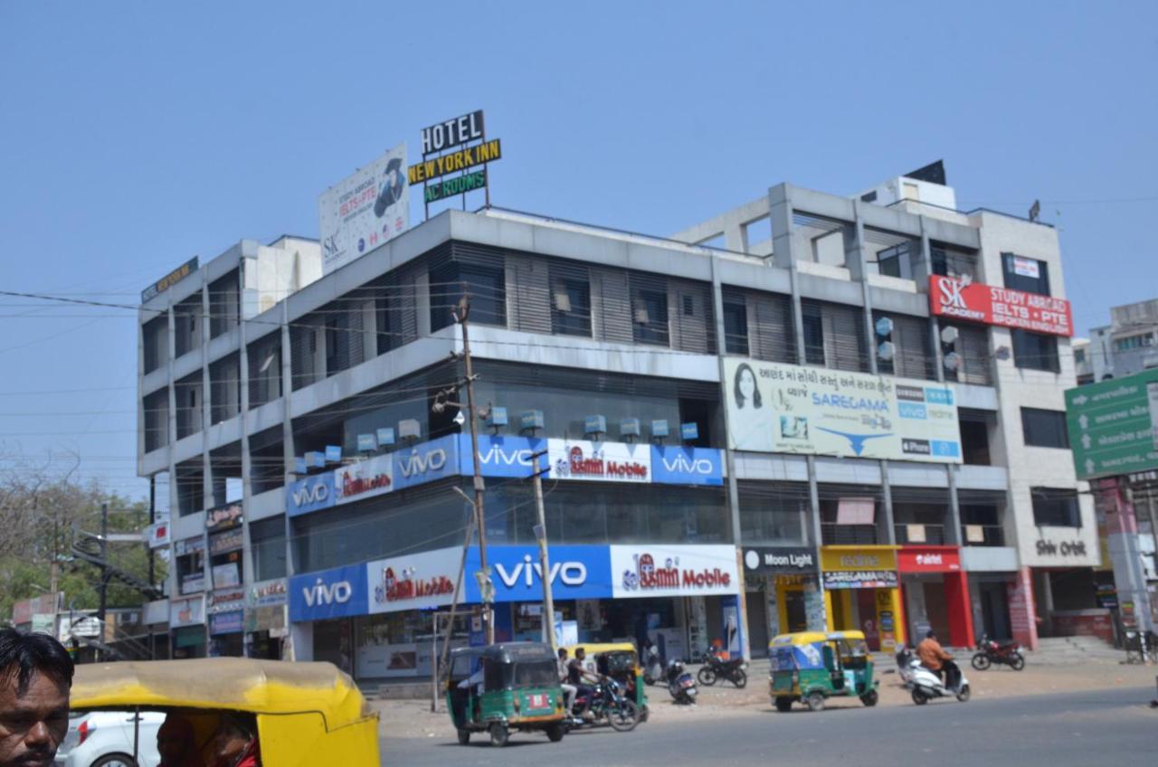 Hotel Newyork Inn Anand Bagian luar foto