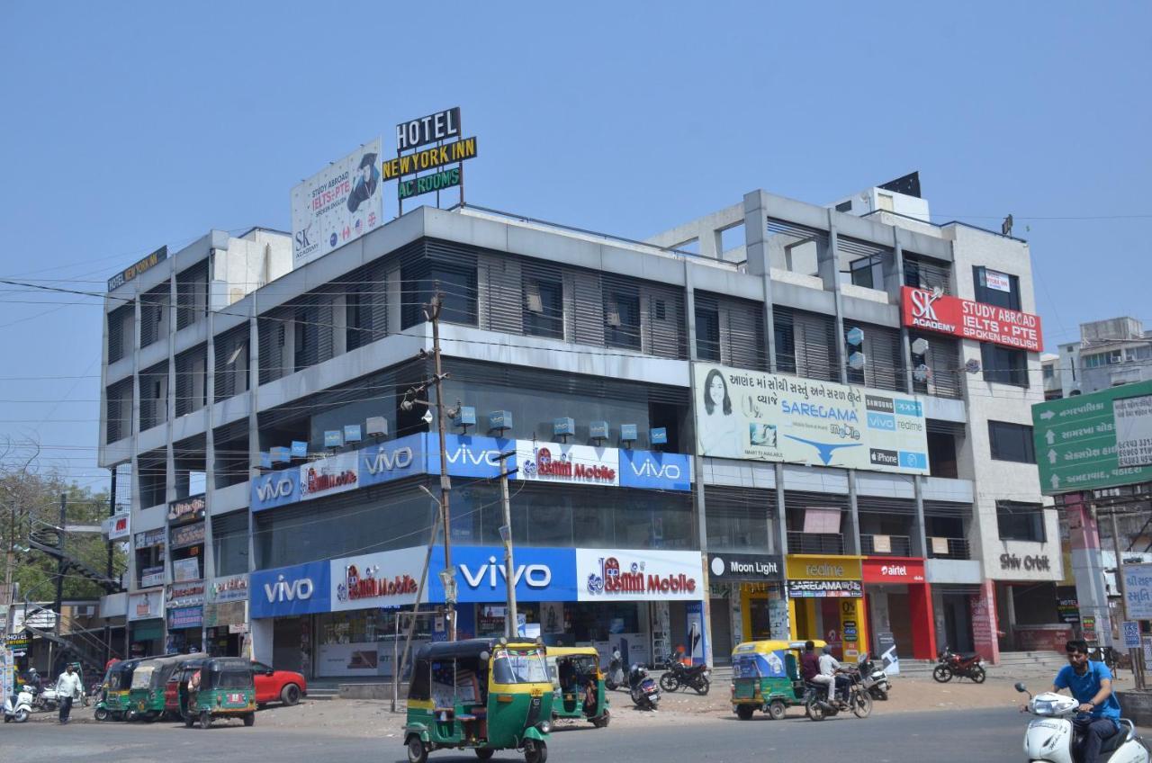 Hotel Newyork Inn Anand Bagian luar foto