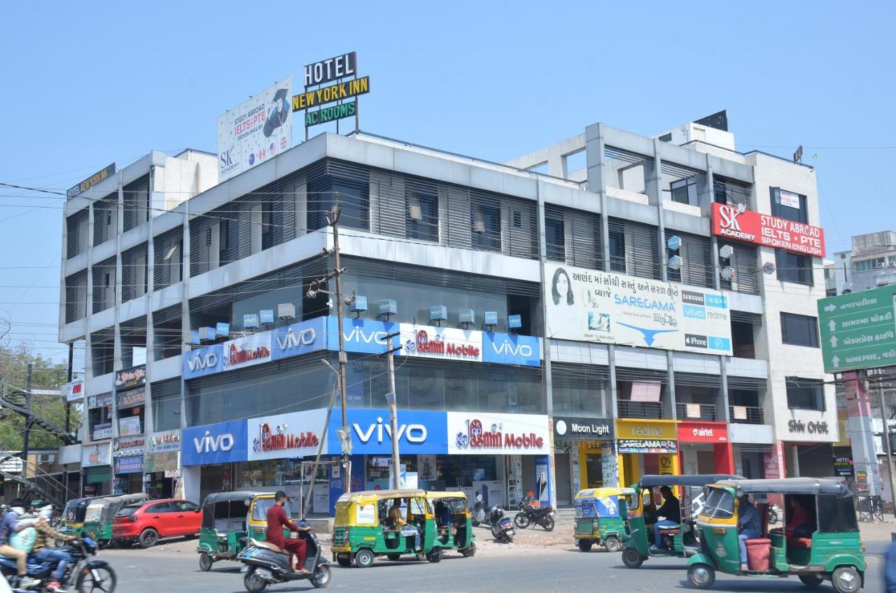 Hotel Newyork Inn Anand Bagian luar foto