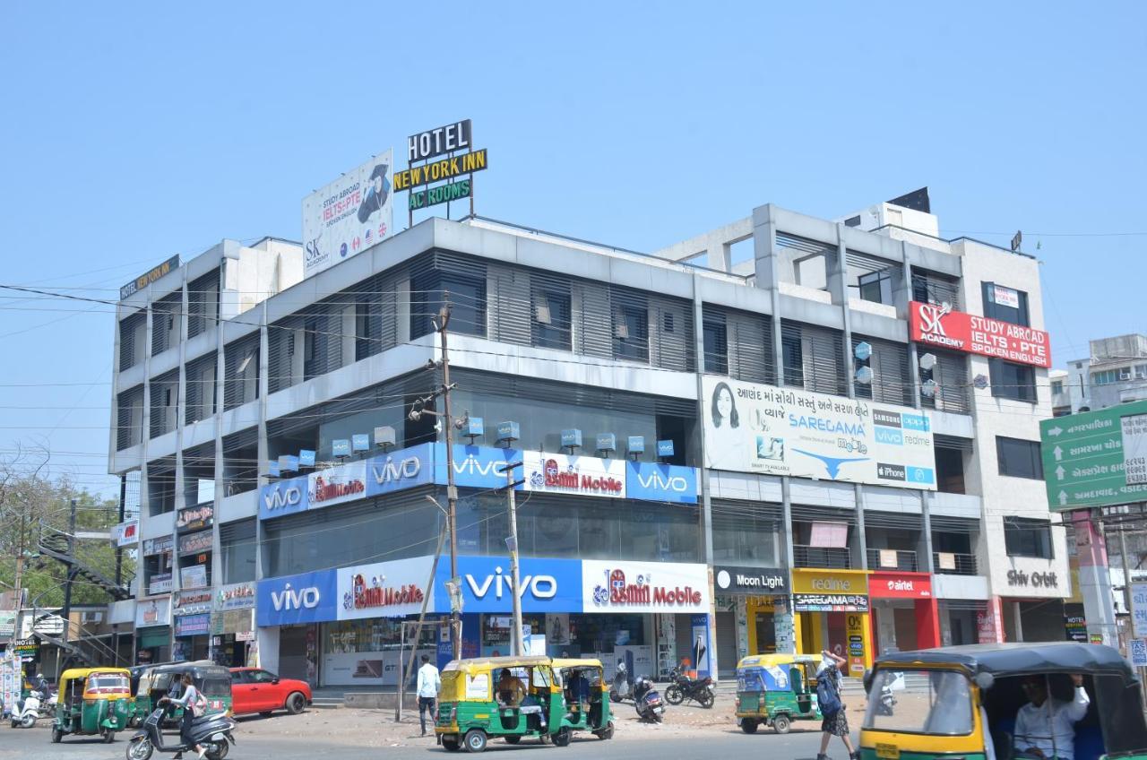 Hotel Newyork Inn Anand Bagian luar foto